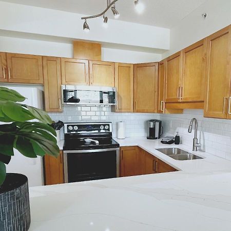 Downtown Waterfront Kelowna Oasis Newly Renovated 2Bed 2Bath Apartment Ngoại thất bức ảnh
