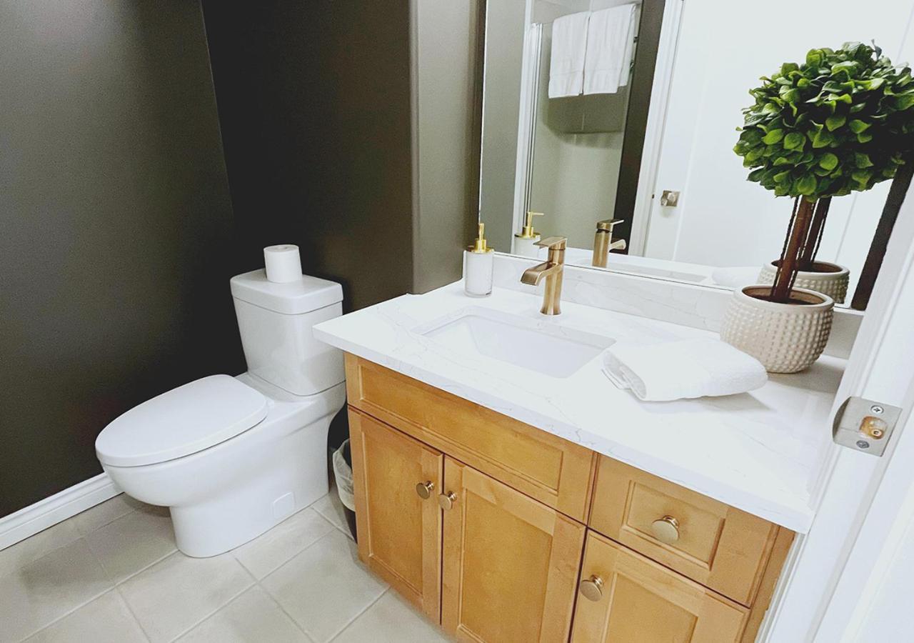 Downtown Waterfront Kelowna Oasis Newly Renovated 2Bed 2Bath Apartment Ngoại thất bức ảnh